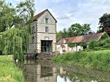 Moulin à vendre en Bocage bourbonnais 03 Allier: fondé en titre, 9 pièces; maison d’amis 6 pièces. Rénovés écologiquement, 2 ha de parc, prairies, bois, rivière, bief