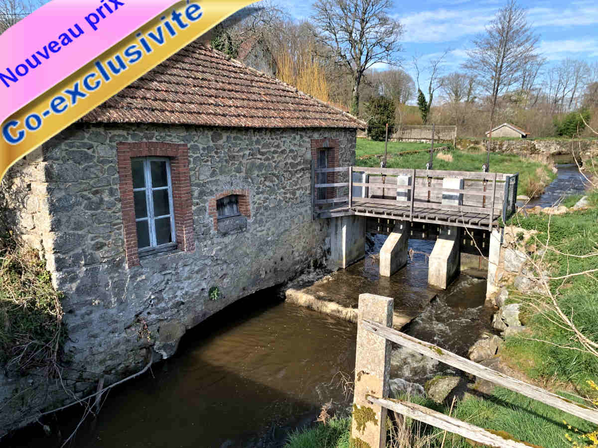 Moulin-scierie à vendre proche Guéret - Creuse avec maison rénovée 106 m² hab, 5 pièces. Fondé en titre et sur titre, fonctionnel; rivière, bief-réserve, vannes, roue, grange, dépendances, sur 25 000 m²