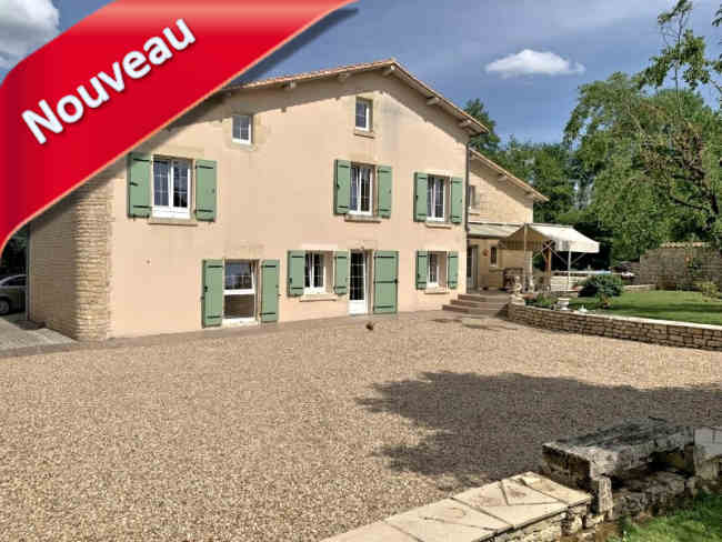 Moulin à vendre entre Niort et Poitiers 79: 265 m² hab., 10 pièces, piscine, terrasses; rivière, roue, rouages, grange, parc paysager, prairies