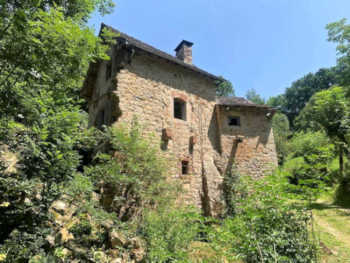 Moulin antique 3 pièces 82 m² à vendre en pleins bois, proche Rodez Aveyron 12: ruisseaux, cascade, grange. À finir de restaurer.